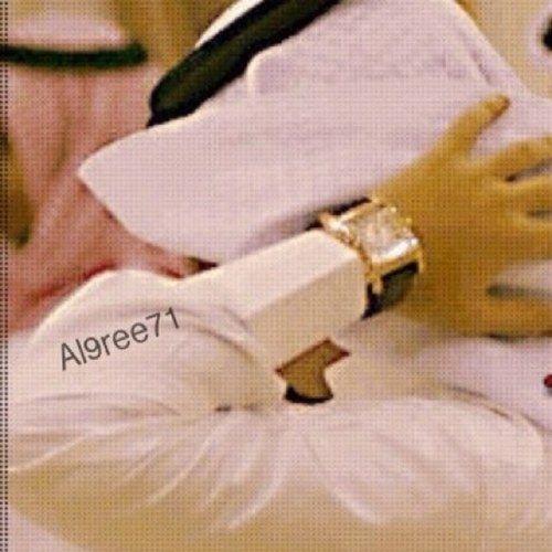 ياعازفٍ ناي الهوى بعذب الألحان ..أرجوك يا عازف توقّف شويّه .. ذكّرتني يا عازف النّاي خلاّن ..و جدّدت في قلبي جروحٍ نديّه 🎼🎷
