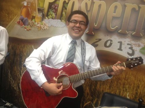Amo la musica!! Anhelo cada dia acercarme mas a Dios!! :)