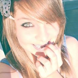 Deus ♥ Amo Pizza e Coca-Cola , sou meiga :3 chata , 16 anos , feia simpatica e fim , amo rock , rap e pop ♥