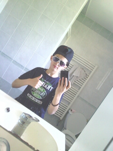 Joueur de PS3 yanston-38 vous pouvez me demander en amis. Cherche une team cool. Je joue a bo2 et mw2.