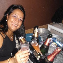 eu sou muito a legre gosto de viver a vida sou tosadora sou muito gerreira e sempre luto pelo o que eu que eu quero