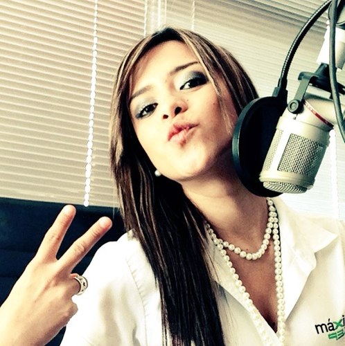 Comunicóloga y Locutora de Radio en @maxima931