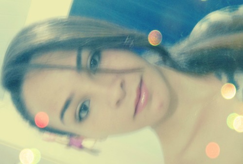 Não sou perfeita. Assim como todas as pessoas também não são! Sei odiar e perdoar, sei viver, amar, conquistar e abrir mão de tudo quando quero, sei falar no ou