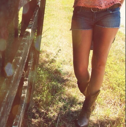 Shooting, hunting, team chevy, riding, motorcross, blonde, and a southern babe.
DM me and I'll DM back ❤