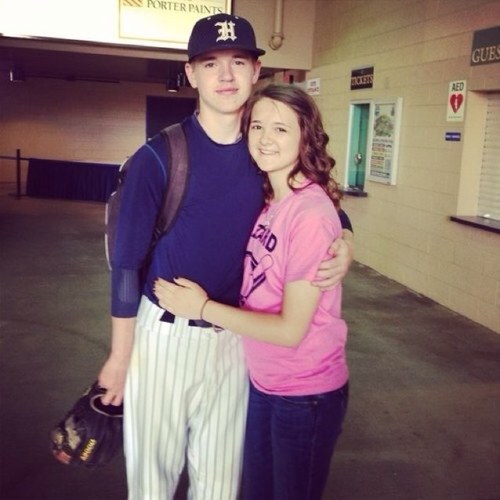Junior at Hazard where I play Basketball and Baseball. Proudly taken by the best girlfriend in the word @Ashleighkate04