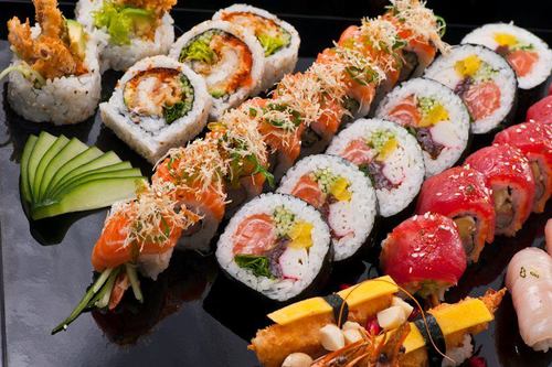Ofrecemos nuestro servicio de CHEFF EN CASA, especialistas en sushi! Has de tus veladas algo diferente, desde una cena para  dos hasta una fiesta para 1000!!