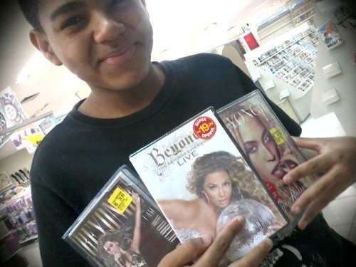 Olá me chamo adriano (como vocês ja viram) e eu so muito fã da beyoncé.