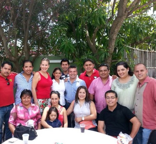 Somos jovenes y estamos empeñados en que Si Se Puede. Somos parte de las Manos que Generan Esperanza y sabemos que viene lo Mejor por Playa del Carmen.