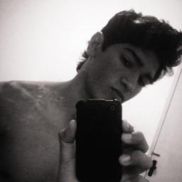 Uma pessoa legal, e verdadeiro com todos e muito bricalhao rsrsr   ;D