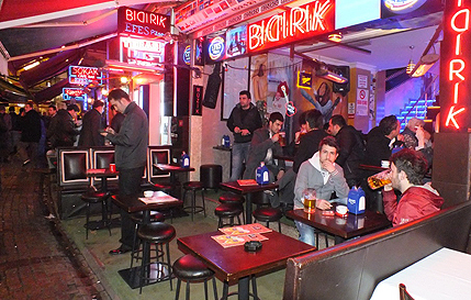 Bıdırık Bar. Canlı müzik eşliginde kutlamalar.Kareoke ve Alkol servisi Yemek,eğlence ve müziğin keyfini yaşamak isteyenlere.. Taksim/Nevizade