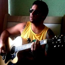 Sou de Cachoeiro de Itapemirim - ES , nasci meio metido a empunhar um violão e cantarolar alguns versos =) ,  mas tudo muito sincero, de coração!