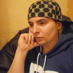 Tengo 22 años. Rap como estilo de vida. 'Dedicado a mi musica la unica clinica de mi depresion la que anota mi expresion y desahoga mi presion'
