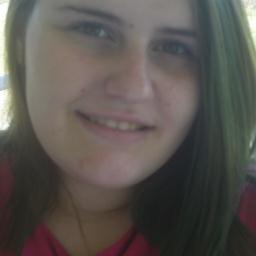 i luv sports and smiling, folllow i'll follow back!!! pease...