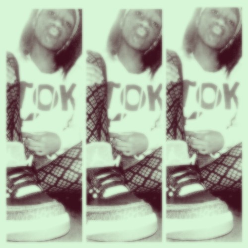 You ? Yeah You , Follow me ! You Already On My Page , U Aint Click On Me For Nothing . Make That Button Blue ( : And I will Follow u Back Too ♥