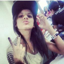 18, sagitariana, flamenguista, acadêmica de ciências biologicas, em um relacionamento sério com Cayan Ribeiro ♥