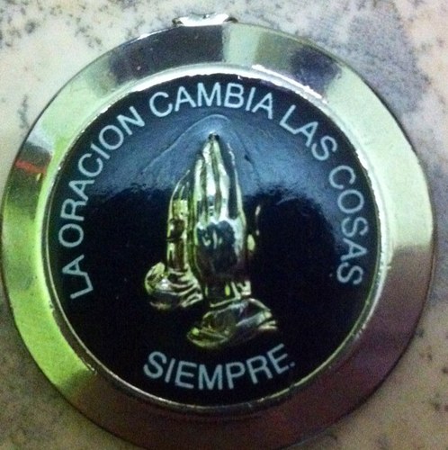 Pa' cambiar el mundo desnuda tu coraje 
La honestidad no tiene ropa ni maquillaje
