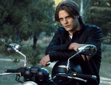 Ex Slytherin. Auror. Un extraño poder, el de la transformacion. Orgulloso y persuasivo. Huérfano. Nunca olvido una cara.