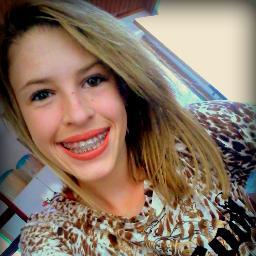 14 anos, solteira, Corinthians sempre, chocolate, festas, internet 3 ; sms fofos me conquistam, abraços me acalmam, elogios me envergonham *--* , segue aê (: