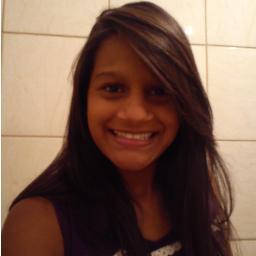 Boba, palahaça, idiota, ciumenta, carinhosa,
    cruzeirense,e feliz ♥