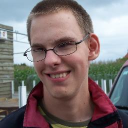 Ik ben Jochen en ik ben 26 jaar. Ik ga naar café Alloo Alllo van Oranje en ik draai er één keer per maand als DJ. Ik zit in het dagcentrum in Loppem.