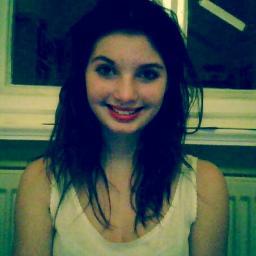 J'ai peur. Je suis pétrifiée. Mais j'avance, le plus loin possible.
I hear the birds on the summer breeze, I drive fast
I am alone in the night.