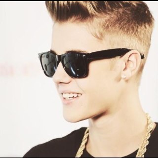 Follow me for the best pic's and facts of justin bieber ! Started at 22'05'13 ! BELIEVE !