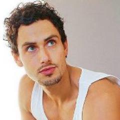 Lucas_majorero's profile picture. En linkedIn puedes conseguir un trabajo, o no que la cosa está jodida, en facebook una novia, en tuenti te la tiras y en twitter lo cuentas.