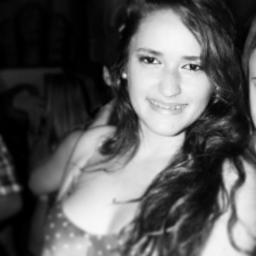 Ruiva e com sardas hahaha.