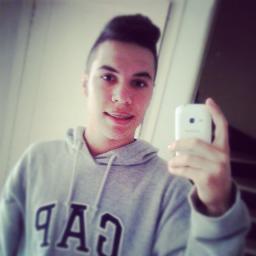 Pra que vcs querem saber mt coisa de mim, só isso aqui ta bom: tenho 16 anos, gosto de música, futebol, sair e de jogar um game, flw !!!