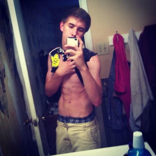 14 younge . 11/9/98. Follow i follow back . In 8th grade. Go follow my instagram!!!! @jona_mason