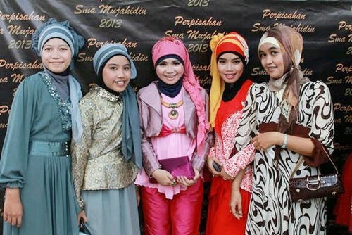 Digedung tertinggi mujahidin terbentuklah 5sahabat : @meitywulandari @nikenprasyah @PtriaLsny @SetiyoriniIndah @heracahyawati 30 oktober 2010 ı̊·̮̅·̮̅ı̊