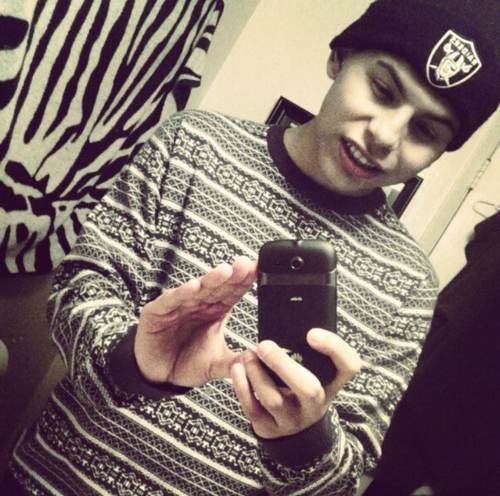 back up account to @frankieposts .                                follow back