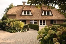 Luxe groepsverblijf voor 14 personen. Genieten van ruimte en rust op unieke locatie. Comfortabel en eigentijds. Kort- of lang verblijf met familie of vrienden.