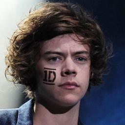 สวัสดีครับ #ยิ้มหวาน คุณรู้จักผมไหม??  ผมคือ Harry Styles หนึ่งในสมาชิก One Direction ไง   :)  ผมฟูๆหยิกๆ คุณจำได้ใช่ไหม? Real : @Harry_Styles ♥♥♥ #Notreal