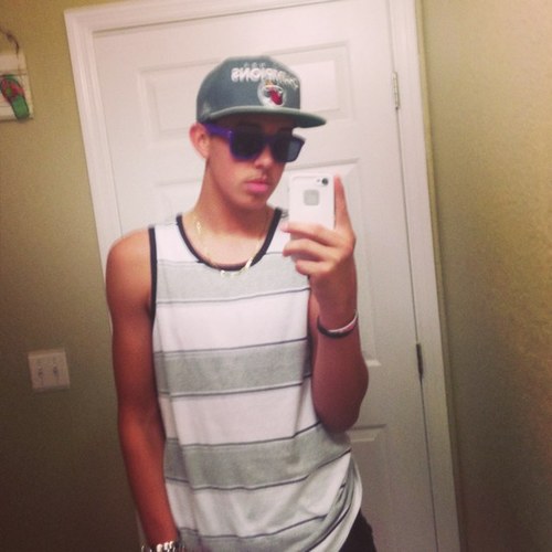 Im a belieber/directioner, puerto rican, 15 and im single ;) I rap/sing/dance because of justin bieber!!!