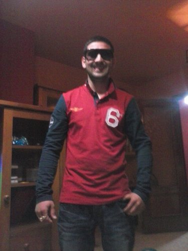 enamorao de la vida aunque avecess duela.si tengo frio busco candela.volando voy volando vengo.por el camino yome entretengo