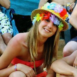 Graduada en Ciencias de la Actividad Física y del Deporte (INEF). Entrenadora Personal.
