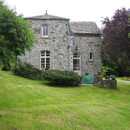 gîte rural et de charme 6 pers. dans un hameau, sur les hauteurs de Dinant. Grand jardin arboré et clôturé.