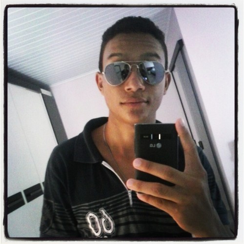 Lindo, educado, ciúmento, safado, inteligente, bonito, esperto,etc e etc...____ sou eu sim! Me siga ai que eu te sigo de volta :)