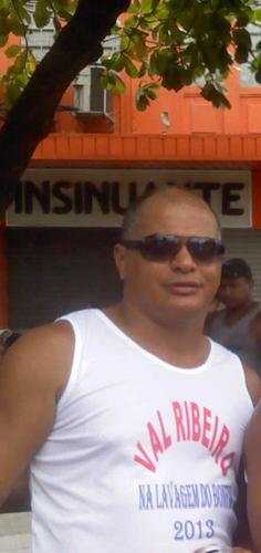 Um homem que trabalha pelo social e corre atrás dos seus objetivos  acreditando nas realizações dos seus sonhos através do poder de Deus.
