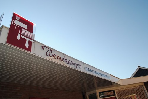 Wemekamp's schildersbedrijf, 
Grotestraat 46 Den Ham
Schildersbedrijf en winkel. Ook mooie website waar behang besteld kan worden.