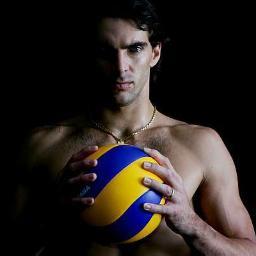 Sou um cara apaixonado por volei..                               quem for pode me seguir!!