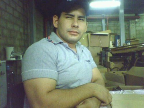 se hacen trabajos de marmoleria, granito, mampostería, pisos, muebles, baños,albañilería, se pegan cerámicas, se pintan casas apartamentos. llamar 04241797285