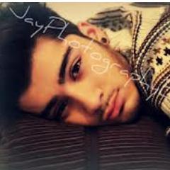 My passion are one direction and  my friends. seguimi e ti seguo lol