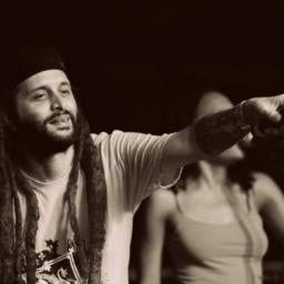 Twitter com Posts Diarios, frases de reflexão, de amor, entre outras... perfil novo, porém sigam que tem conteudo, hahah. Viva o Reggae!!!