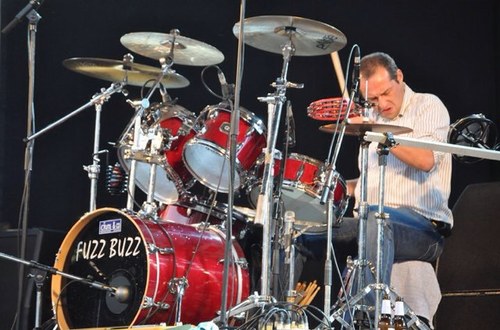 brandweerman in gits en drummer van fuzzbuzz