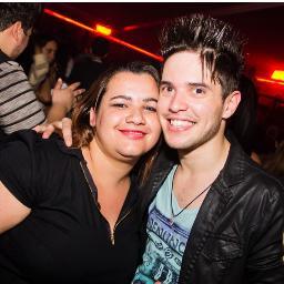sou uma pessoa romantica e sou muito feliz pois tenho pessoas maravilhosas ao meu redor