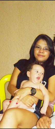 “ Sou do tipo chata mesmo,
insuportável. Gosto de atenção o tempo todo, carinho e declarações.
Fico triste do nada, assim como rio do nada também.
