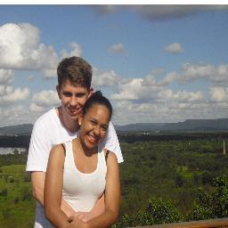 ♫ Eu largo tudo tudo, pra poder t ver.
e se eu não te vejo, morro em desejos. 
meu dia fica cinza longe de você, longe de você.♫♫