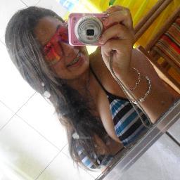 Eu erro. Eu amo. Eu choro. Eu brinco. Eu sorrio. Eu tenho defeitos. Eu tenho qualidades. Eu minto. Eu não sou perfeita, aceite. (: